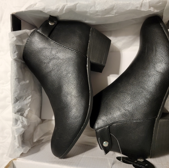 Ankle boots, NEW in box size 6.5 fit more like a 6 - Picture 2 of 3